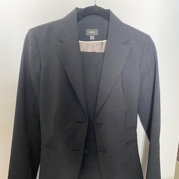 Mexx suit - Picture 1 of 2